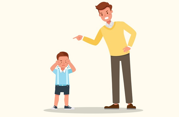 ۱۰ رفتار اشتباه والدین که هرگز نباید انجام دهند